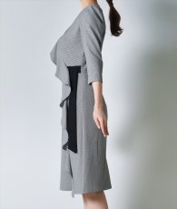 画像7: [韓国製][rinfarre]グレー・チェック・フリル・七分袖・Aライン・ミディアムドレス・ワンピース[黒木麗奈着用][送料無料] (7)