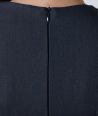 画像11: [韓国製][rinfarre]グレー・九分袖・襟付き風・カフス・チェーン・胸元カット・タイト・ミディアムドレス・ワンピース[黒木麗奈着用][送料無料] (11)