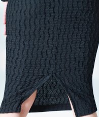 画像11: [韓国製][rinfarre]ブラック・長袖・凹凸ジャカード・ベルトデザイン・スクエアネック・タイト・ミディアムドレス・ワンピース[奈月セナ着用][送料無料] (11)