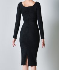 画像8: [韓国製][rinfarre]ブラック・長袖・凹凸ジャカード・ベルトデザイン・スクエアネック・タイト・ミディアムドレス・ワンピース[奈月セナ着用][送料無料] (8)