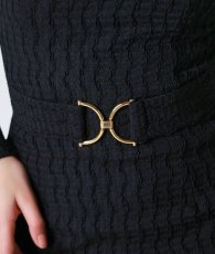 画像9: [韓国製][rinfarre]ブラック・長袖・凹凸ジャカード・ベルトデザイン・スクエアネック・タイト・ミディアムドレス・ワンピース[奈月セナ着用][送料無料] (9)