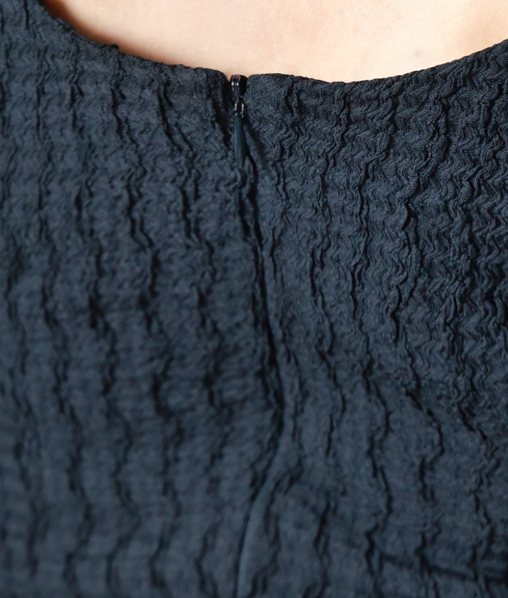 画像10: [韓国製][rinfarre]ブラック・長袖・凹凸ジャカード・ベルトデザイン・スクエアネック・タイト・ミディアムドレス・ワンピース[奈月セナ着用][送料無料] (10)