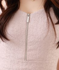 画像9: [ S-Lサイズ / 1カラー ][rinfarre]ピンクベージュ・ジャガード・胸元ファスナー・タイト・ミディアムドレス・ワンピース[薗田杏奈着用][送料無料] (9)