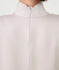 画像15: [ フリーサイズ / 1カラー ][rinfarre]ハイネック・ケープ風・バックドレープ・ブラウス・トップス[薗田杏奈着用][送料無料] (15)