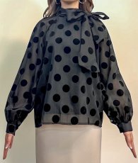 画像11: [ フリーサイズ / 1カラー ][rinfarre]ドット柄ブラウス・長袖・プリーツ袖・シフォン・ボウタイ・ボリューム袖・トップス・エクラグレロ [薗田杏奈着用][送料無料] (11)