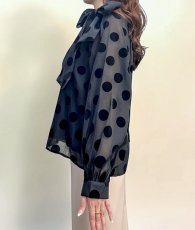 画像12: [ フリーサイズ / 1カラー ][rinfarre]ドット柄ブラウス・長袖・プリーツ袖・シフォン・ボウタイ・ボリューム袖・トップス・エクラグレロ [薗田杏奈着用][送料無料] (12)