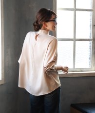 画像11: [ フリーサイズ / 2カラー ][EleHast]ハイネック・サテンエレガント・フレンチトップス・ブラウス[薗田杏奈着用] (11)