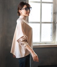 画像12: [ フリーサイズ / 2カラー ][EleHast]ハイネック・サテンエレガント・フレンチトップス・ブラウス[薗田杏奈着用] (12)