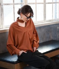 画像3: [ フリーサイズ / 2カラー ][EleHast]ハイネック・サテンエレガント・フレンチトップス・ブラウス[薗田杏奈着用] (3)