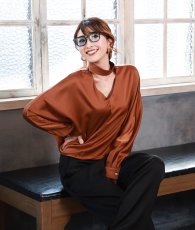 画像7: [ フリーサイズ / 2カラー ][EleHast]ハイネック・サテンエレガント・フレンチトップス・ブラウス[薗田杏奈着用] (7)