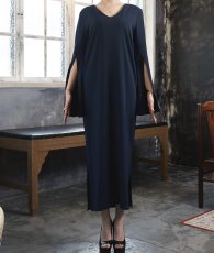 画像12: [ フリーサイズ / 1カラー ][EleHast]アームスリット・長袖・ケープ・エレガントモード・マキシ丈・ロングワンピース[薗田杏奈着用][送料無料] (12)