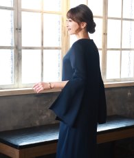 画像4: [ フリーサイズ / 1カラー ][EleHast]アームスリット・長袖・ケープ・エレガントモード・マキシ丈・ロングワンピース[薗田杏奈着用][送料無料] (4)