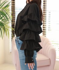 画像9: [ フリーサイズ / 1カラー ][EleHast]ブラック・3段ボリュームフリルスリーブ・バンドカラーブラウス・スタンドカラーシャツ[薗田杏奈着用][送料無料] (9)