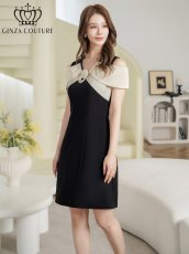 画像2: [ XS-Lサイズ / 1カラー][ERUKEI/GINZA COUTURE]バイカラー・オフショルダー・Vネック・フラワーコサージュ・パール・Aライン・ミニドレス・ワンピース[送料無料] (2)