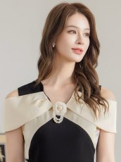 画像4: [ XS-Lサイズ / 1カラー][ERUKEI/GINZA COUTURE]バイカラー・オフショルダー・Vネック・フラワーコサージュ・パール・Aライン・ミニドレス・ワンピース[送料無料] (4)