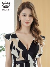 画像4: [ XS-Lサイズ / 1カラー][ERUKEI]抽象柄・プリント・サテン・フリルスリーブ・Vネック・タック・ベルト風・スリット・Aライン・ロングドレス[送料無料] (4)