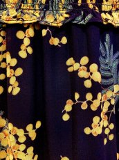 画像15: [ERUKEI]花柄・ブルー・フラワープリント・ティアード・フリル・プチハイネック・ミディアムドレス・Aライン・ワンピース[MIRIN着用]《送料＆代引き手数料無料》 (15)
