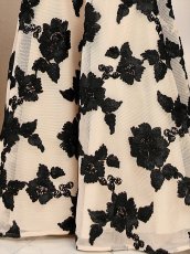 画像9: [ XS-Lサイズ / 2カラー ][ERUKEI/SETTAN]ブラック・レッド・立体刺繍・ウエストリボン・Aライン・Vネック・ロングドレス[送料無料] (9)