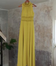 画像17: [ERUKEI]首元フリル・シンプル・ウエストマーク・マキシ・ノースリーブ・ロングドレス・Aライン・ワンピース[山崎みどり着用]《送料＆代引き手数料無料》 (17)