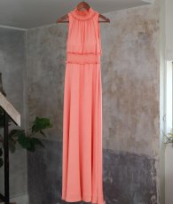 画像18: [ERUKEI]首元フリル・シンプル・ウエストマーク・マキシ・ノースリーブ・ロングドレス・Aライン・ワンピース[山崎みどり着用]《送料＆代引き手数料無料》 (18)