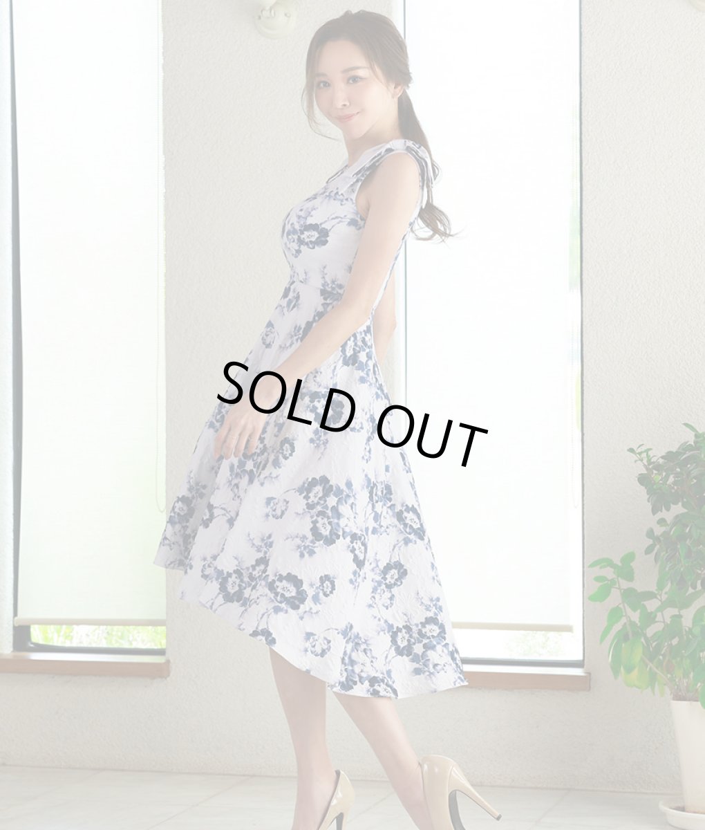 画像2: [ERUKEI]ホワイト×ブルー・花柄・ジャガード・肩リボン・アシメントリー・Aライン・フレア・膝丈・ミニドレス[山崎みどり着用][送料無料]my (2)