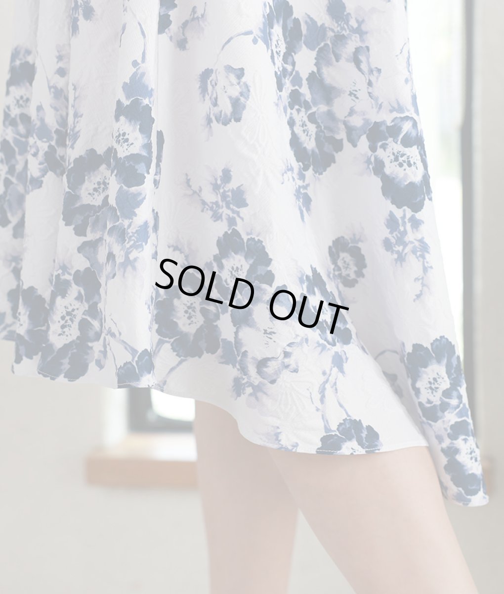 画像11: [ERUKEI]ホワイト×ブルー・花柄・ジャガード・肩リボン・アシメントリー・Aライン・フレア・膝丈・ミニドレス[山崎みどり着用][送料無料]my (11)