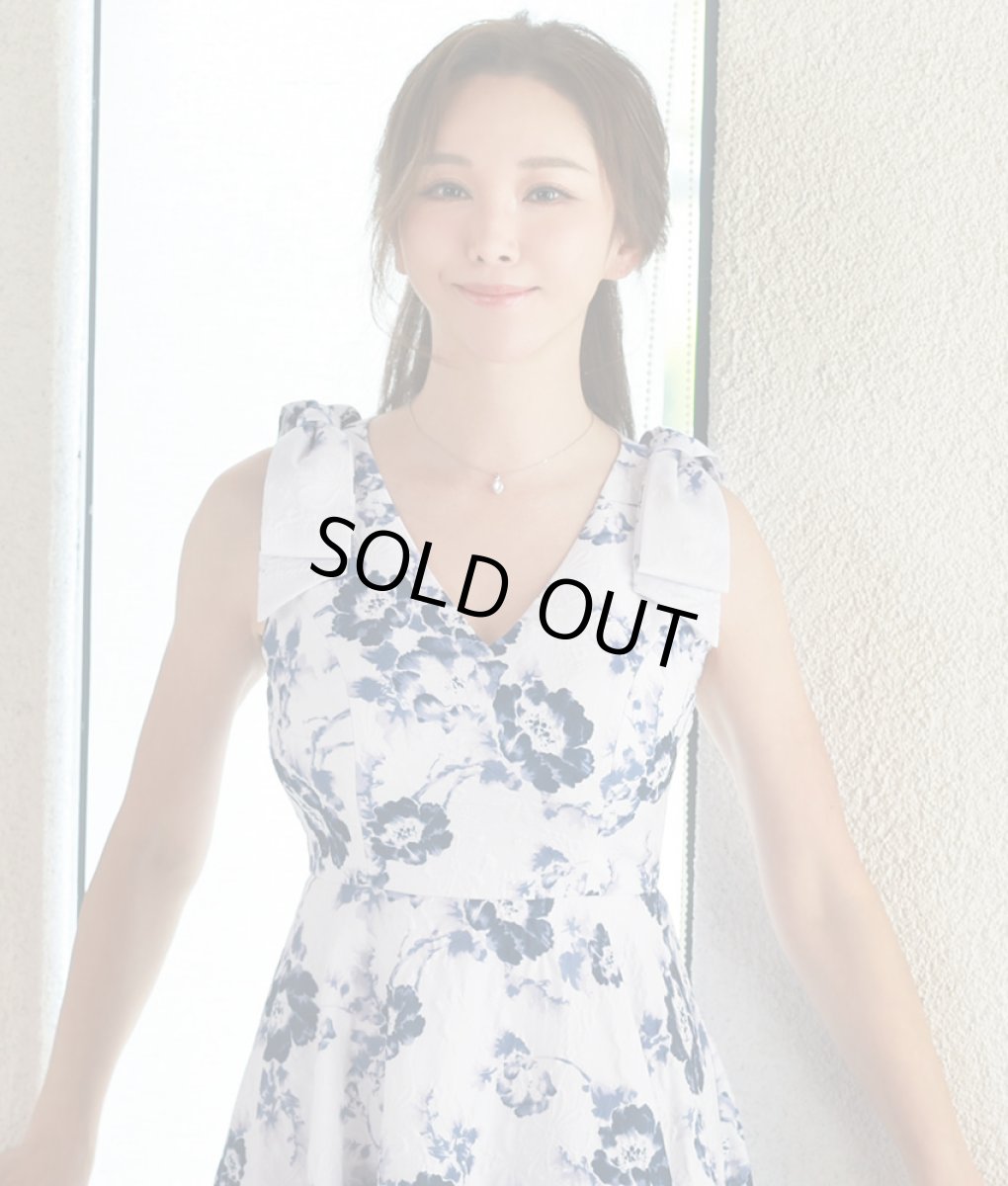 画像4: [ERUKEI]ホワイト×ブルー・花柄・ジャガード・肩リボン・アシメントリー・Aライン・フレア・膝丈・ミニドレス[山崎みどり着用][送料無料]my (4)