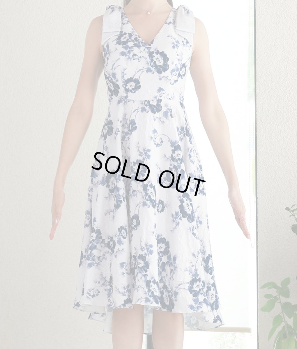 画像6: [ERUKEI]ホワイト×ブルー・花柄・ジャガード・肩リボン・アシメントリー・Aライン・フレア・膝丈・ミニドレス[山崎みどり着用][送料無料]my (6)