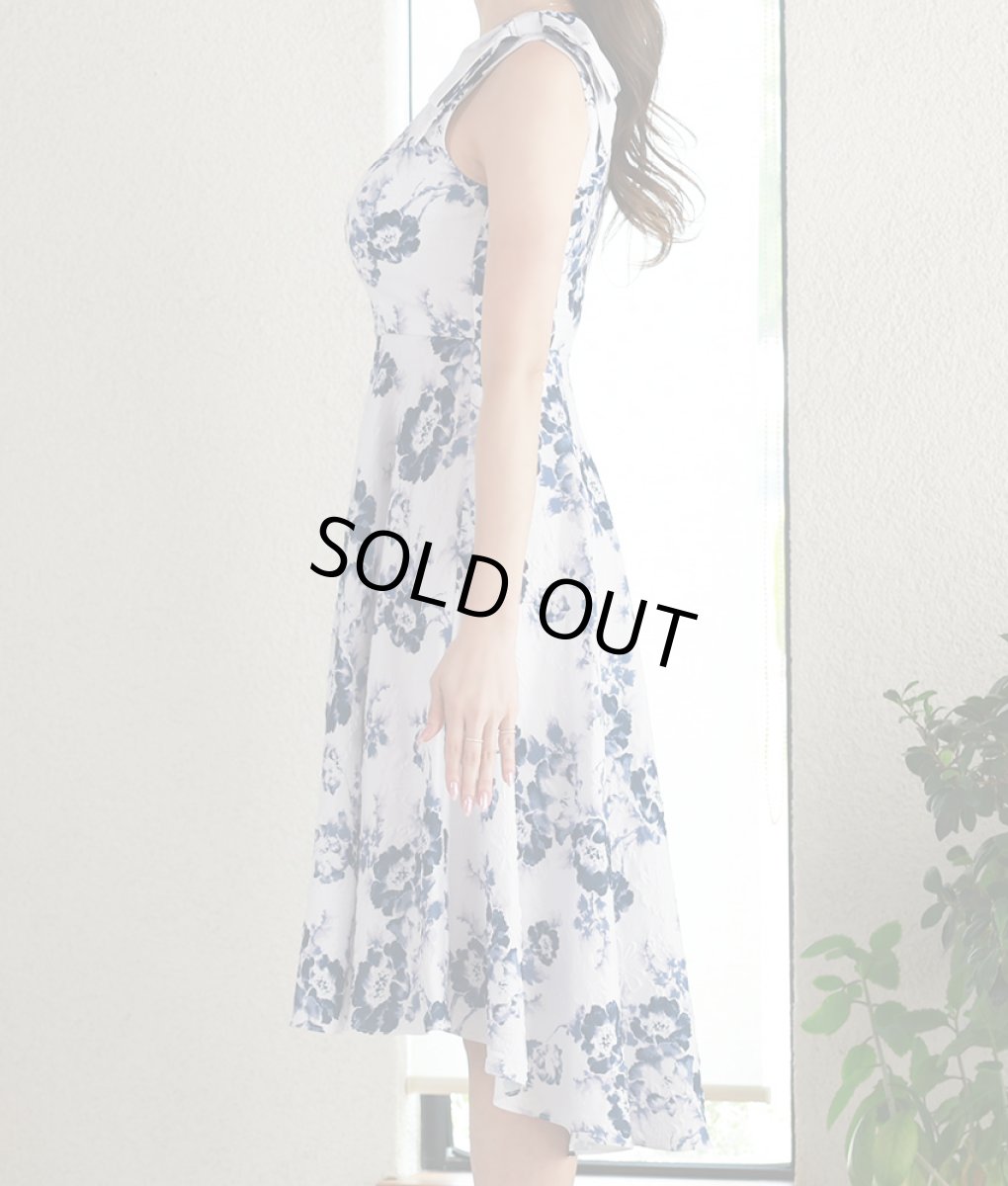 画像7: [ERUKEI]ホワイト×ブルー・花柄・ジャガード・肩リボン・アシメントリー・Aライン・フレア・膝丈・ミニドレス[山崎みどり着用][送料無料]my (7)