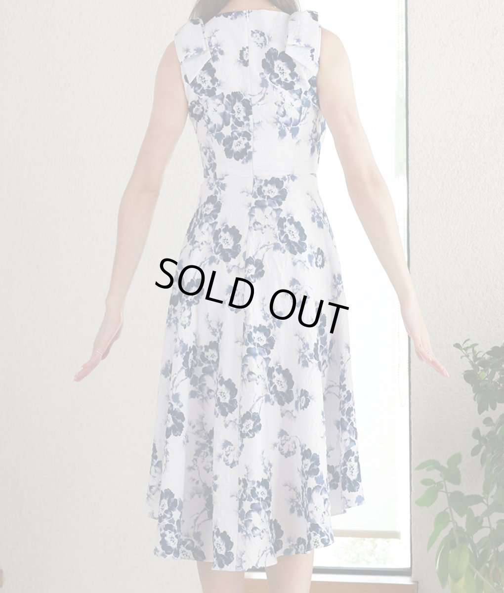 画像8: [ERUKEI]ホワイト×ブルー・花柄・ジャガード・肩リボン・アシメントリー・Aライン・フレア・膝丈・ミニドレス[山崎みどり着用][送料無料]my (8)
