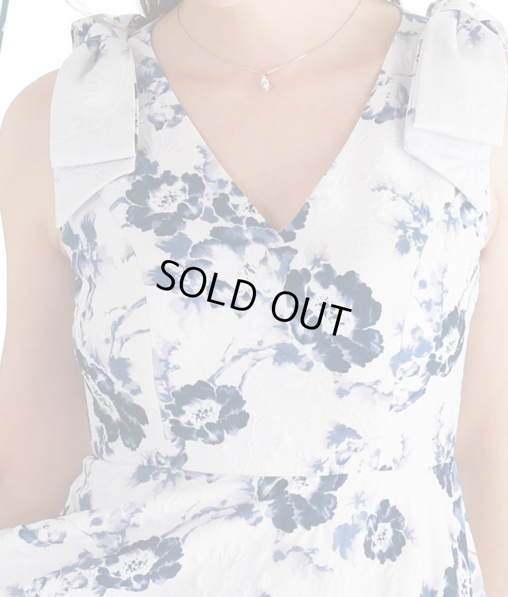 画像9: [ERUKEI]ホワイト×ブルー・花柄・ジャガード・肩リボン・アシメントリー・Aライン・フレア・膝丈・ミニドレス[山崎みどり着用][送料無料]my (9)