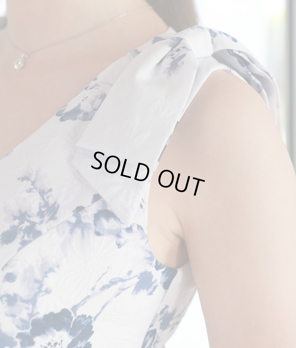 画像10: [ERUKEI]ホワイト×ブルー・花柄・ジャガード・肩リボン・アシメントリー・Aライン・フレア・膝丈・ミニドレス[山崎みどり着用][送料無料]my (10)