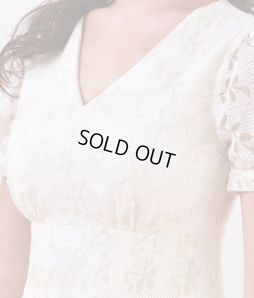 画像9: [ERUKEI]ホワイト・総レース・Aライン・上品・Vネック・半袖・ミディアムドレス・ワンピース[MIRIN着用][送料無料] (9)