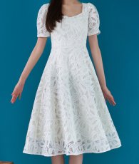 画像6: [ERUKEI]ホワイト・半袖・花柄・ケミカルレース・スクエアネック・Ａライン・ミディアムドレス・ワンピース[黒木麗奈着用]《送料＆代引き手数料無料》 (6)