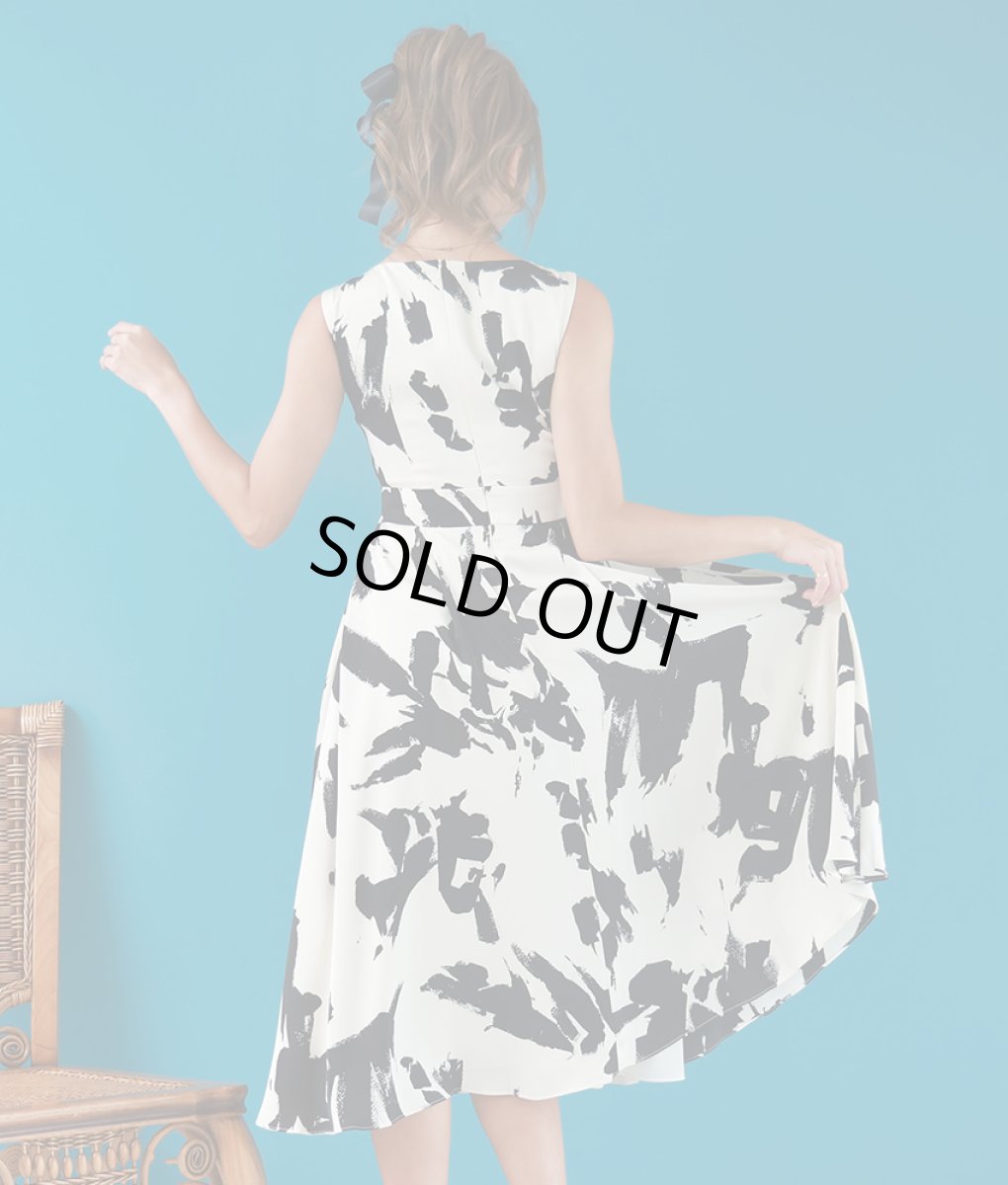 画像3: [ERUKEI]ノースリーブ・ペイント・プリント・ブラック・ホワイト・Aライン・フレア・ミディアムドレス・ワンピース[山崎みどり着用][送料無料]myjubk (3)