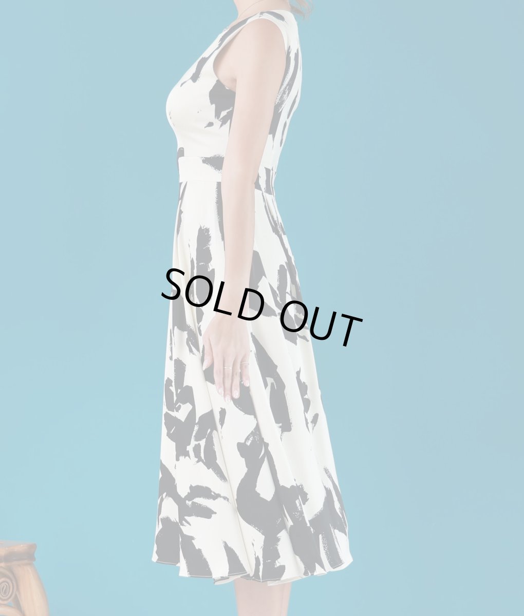 画像7: [ERUKEI]ノースリーブ・ペイント・プリント・ブラック・ホワイト・Aライン・フレア・ミディアムドレス・ワンピース[山崎みどり着用][送料無料]myjubk (7)