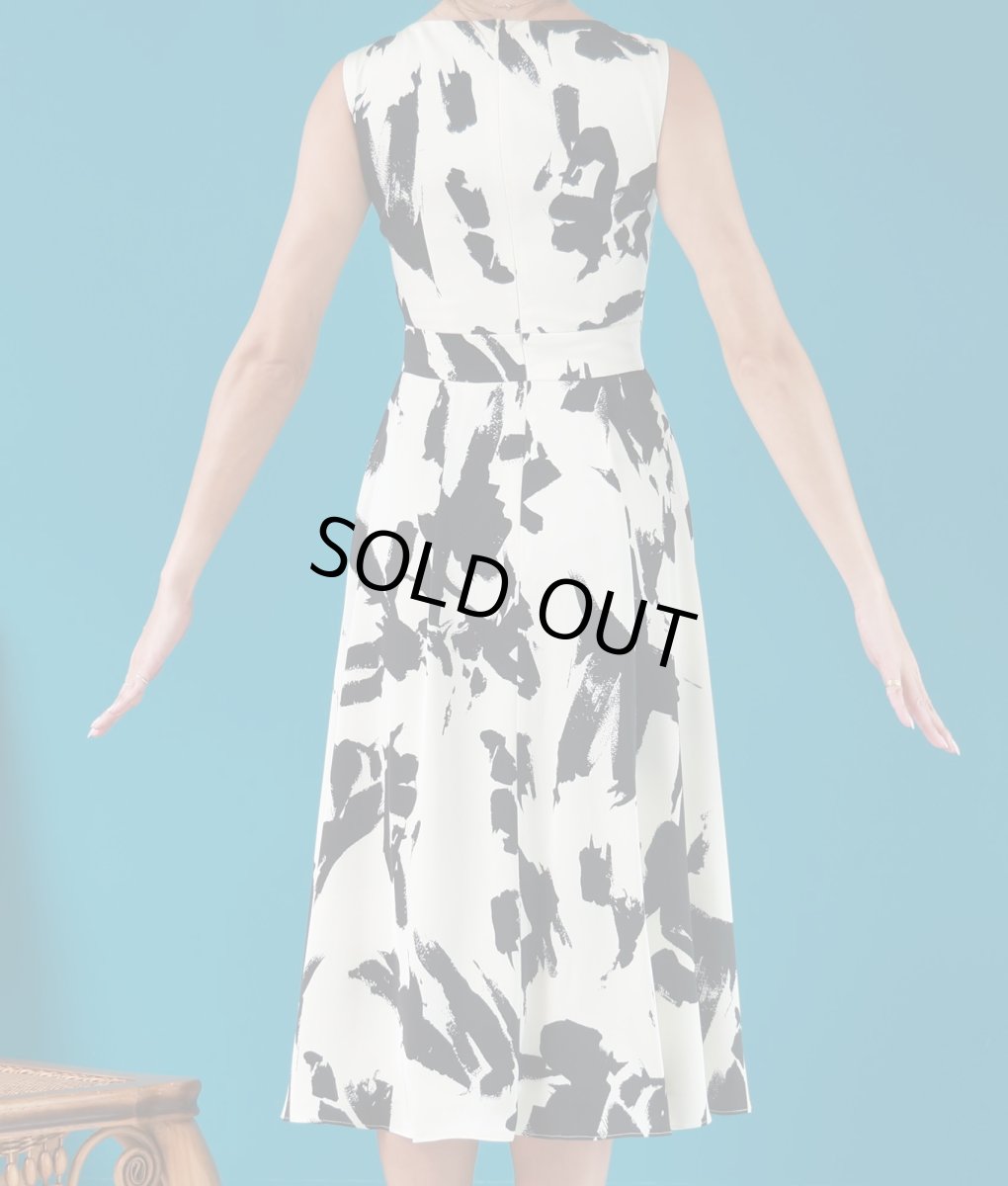 画像8: [ERUKEI]ノースリーブ・ペイント・プリント・ブラック・ホワイト・Aライン・フレア・ミディアムドレス・ワンピース[山崎みどり着用][送料無料]myjubk (8)
