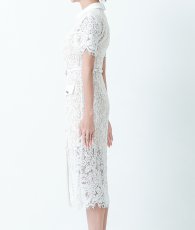 画像7: [ERUKEI]総レース・半袖・ロールカラー・ビジューボタン・フェイクポケット・タイト・ミディアムドレス・ワンピース[山崎みどり着用]《送料＆代引き手数料無料》 (7)