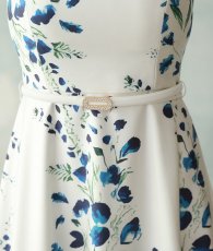 画像11: [ XS-Lサイズ / 1カラー][ERUKEI]ホワイト×ブルー・ベルト・プリント・ノースリーブ・Aライン・ロングドレス・ワンピース[山崎みどり着用][送料無料] mywh (11)