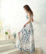 画像4: [ XS-Lサイズ / 1カラー][ERUKEI]ホワイト×ブルー・ベルト・プリント・ノースリーブ・Aライン・ロングドレス・ワンピース[山崎みどり着用][送料無料] mywh (4)