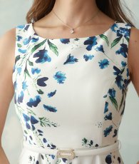 画像10: [ XS-Lサイズ / 1カラー][ERUKEI]ホワイト×ブルー・ベルト・プリント・ノースリーブ・Aライン・ロングドレス・ワンピース[山崎みどり着用][送料無料] mywh (10)