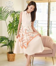 画像1: [ XS-Lサイズ / 1カラー][ERUKEI/GINZA COUTURE]襟付き・スカーフ・ベージュ×オレンジ・ハーフジップ・ノースリーブ・Aライン・ミディアム・ワンピース[黒木麗奈着用][送料無料] (1)