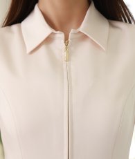 画像11: [ XS-Lサイズ / 1カラー][ERUKEI/GINZA COUTURE]襟付き・スカーフ・ベージュ×オレンジ・ハーフジップ・ノースリーブ・Aライン・ミディアム・ワンピース[黒木麗奈着用][送料無料] (11)