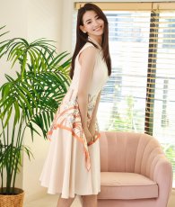 画像6: [ XS-Lサイズ / 1カラー][ERUKEI/GINZA COUTURE]襟付き・スカーフ・ベージュ×オレンジ・ハーフジップ・ノースリーブ・Aライン・ミディアム・ワンピース[黒木麗奈着用][送料無料] (6)