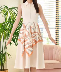 画像8: [ XS-Lサイズ / 1カラー][ERUKEI/GINZA COUTURE]襟付き・スカーフ・ベージュ×オレンジ・ハーフジップ・ノースリーブ・Aライン・ミディアム・ワンピース[黒木麗奈着用][送料無料] (8)