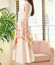 画像9: [ XS-Lサイズ / 1カラー][ERUKEI/GINZA COUTURE]襟付き・スカーフ・ベージュ×オレンジ・ハーフジップ・ノースリーブ・Aライン・ミディアム・ワンピース[黒木麗奈着用][送料無料] (9)