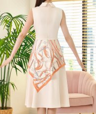 画像10: [ XS-Lサイズ / 1カラー][ERUKEI/GINZA COUTURE]襟付き・スカーフ・ベージュ×オレンジ・ハーフジップ・ノースリーブ・Aライン・ミディアム・ワンピース[黒木麗奈着用][送料無料] (10)