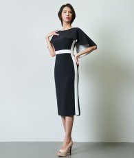 画像2: [ XS-Lサイズ / 2カラー ][ERUKEI]シンプル・バイカラー・ケープ付き・タイト・ミディアムドレス・ワンピース[奈月セナ着用][送料無料] (2)