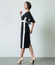 画像4: [ XS-Lサイズ / 2カラー ][ERUKEI]シンプル・バイカラー・ケープ付き・タイト・ミディアムドレス・ワンピース[奈月セナ着用][送料無料] (4)