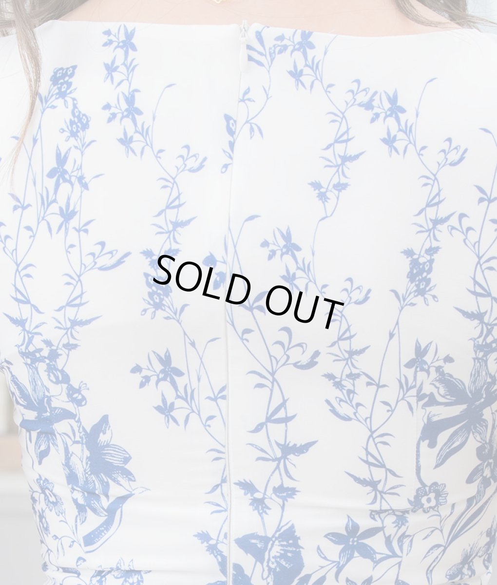 画像11: [ERUKEI]ホワイトベース・ブルー花柄・ノースリーブ・Ａライン・フレア・ミディアムドレス・ワンピース[山崎みどり着用][送料無料]mypr (11)